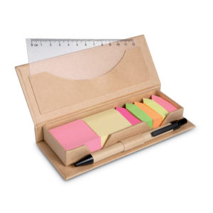 Kartonová krabička obsahující 2 balíčky barevných štítků na poznámky a 5 barevných značkovačů stránek. Sada dále obsahuje pravítko a kartonové modře píšící kuličkové pero.
